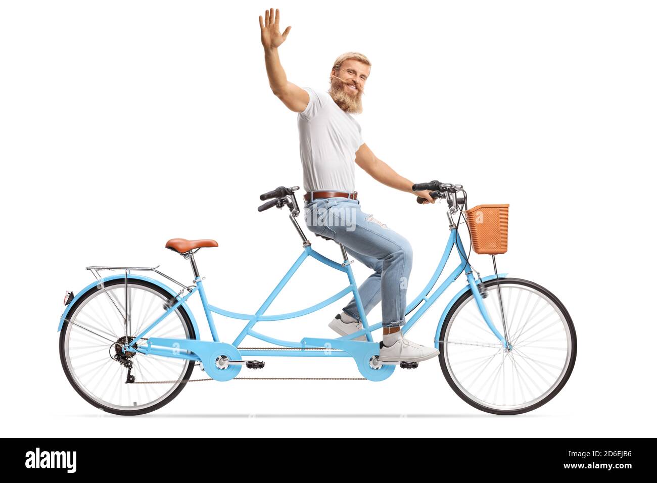 Lächelnder bärtiger Mann, der alleine auf einem Tandem-Fahrrad fährt und winkt Isoliert auf weißem Hintergrund Stockfoto