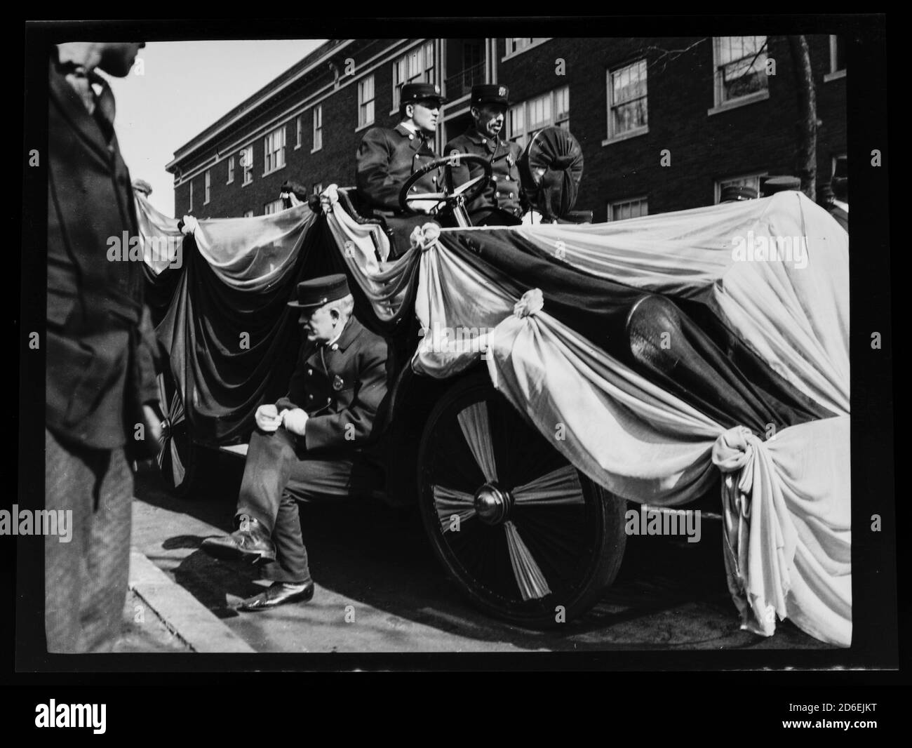 Feuerwehrleute sitzen auf einem überdachten Feuerwehrauto, Chicago, Illinois, um 1900er. Stockfoto