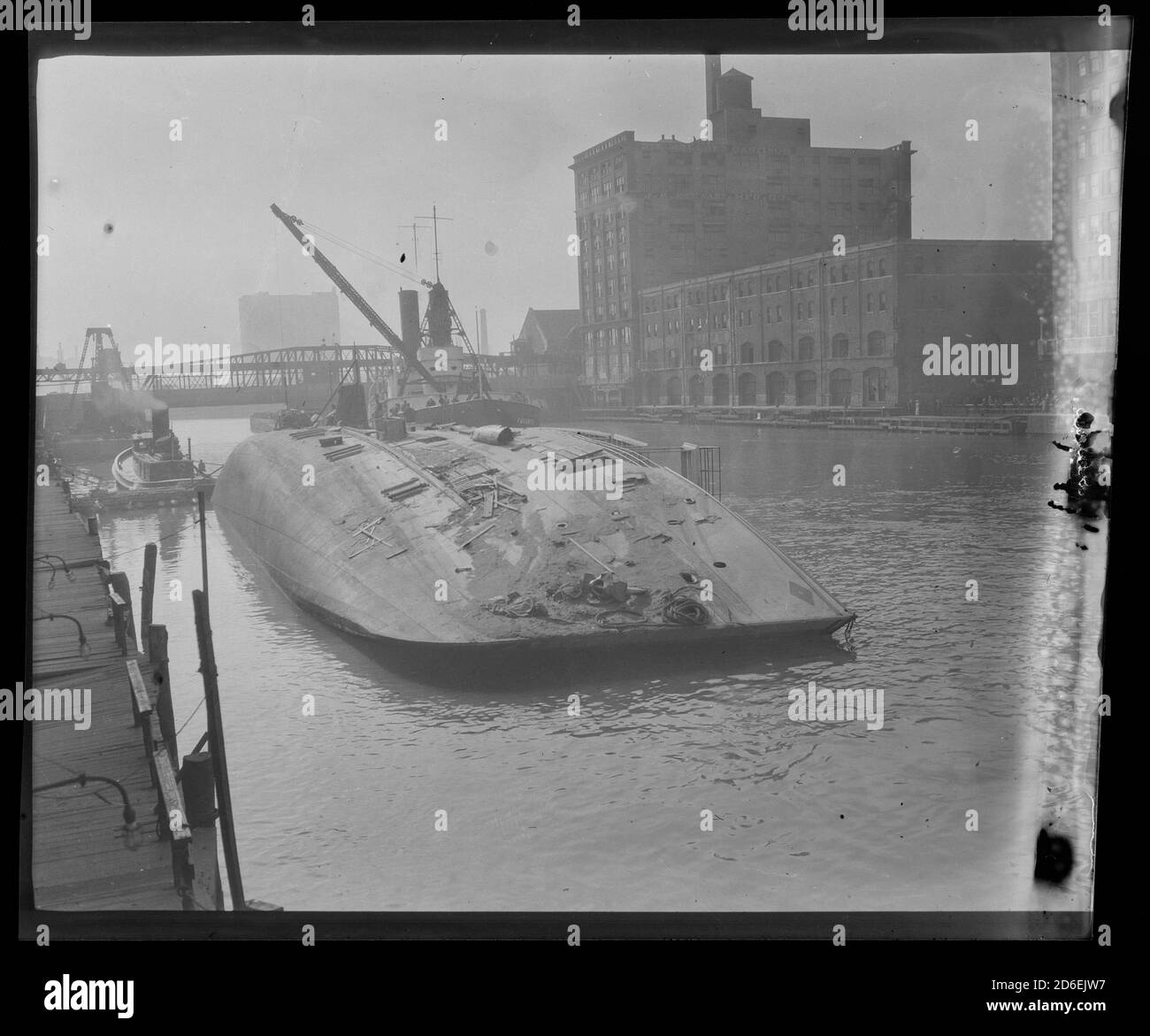 Die SS Eastland kippte im Chicago River nahe Clark Street, Chicago, Illinois, Juli 1915. Stockfoto