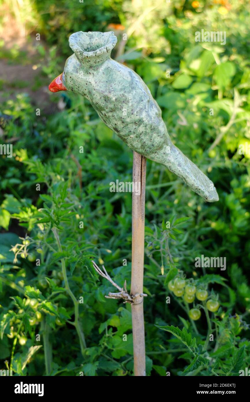 Gartendekoration aus Ton, Vogel als Gartenpflug Stockfotografie