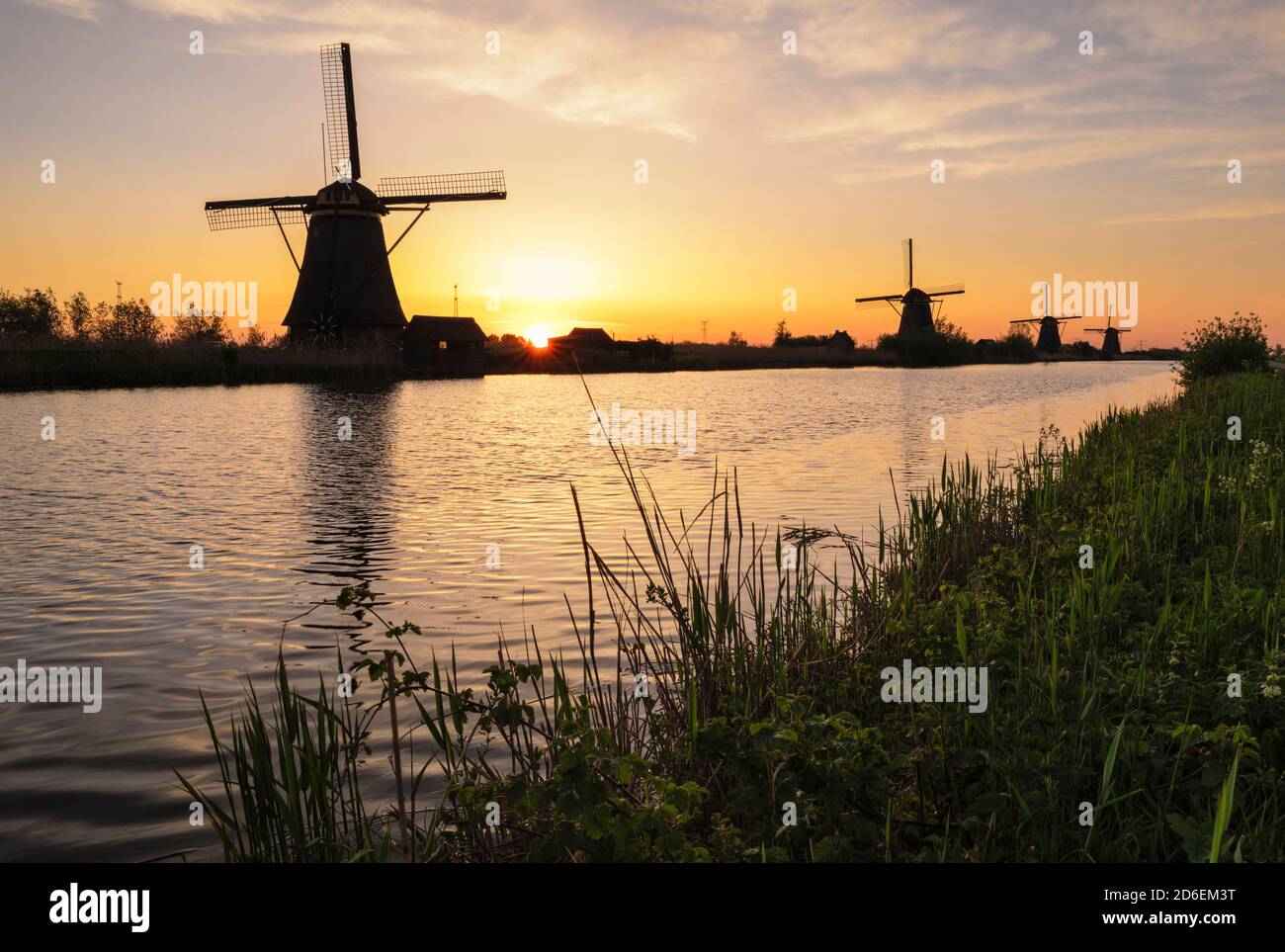 Windmühle bei Sonnenaufgang, Kinderdijk, UNESCO-Weltkulturerbe, Südholland, Niederlande Stockfoto