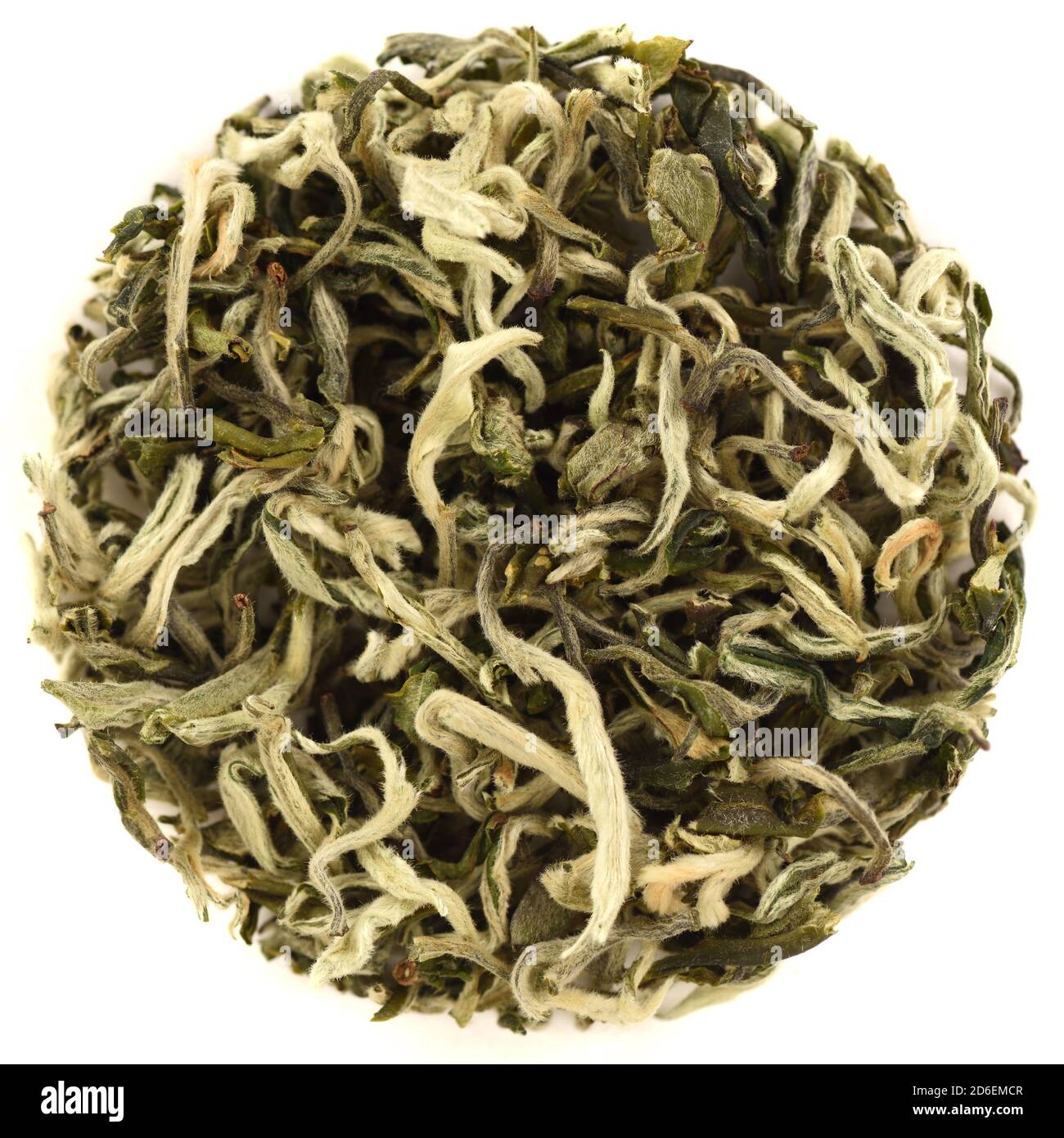 Yunnan Jade Schnecke Grüner Tee runde Form isoliert Overhead-Ansicht Stockfoto