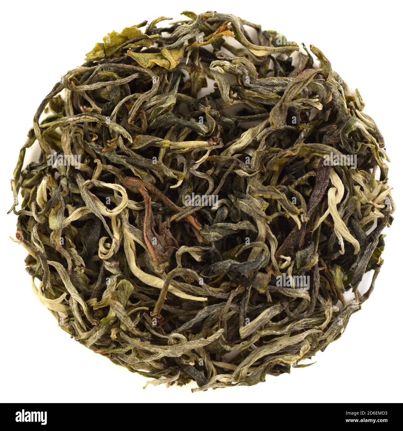 Yunnan Mao Feng Grüner Tee runde Form von oben Blick isoliert Stockfoto