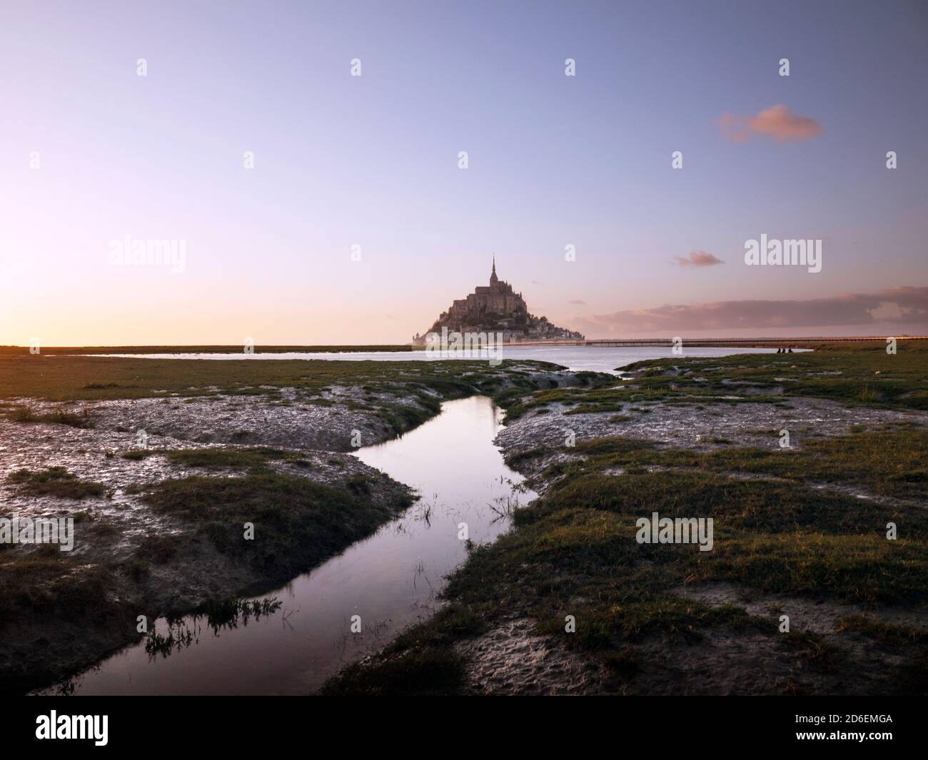 Le Mont-Saint-Michel bei Sonnenuntergang. Nach der Flut zieht sich das Wasser zurück Stockfoto