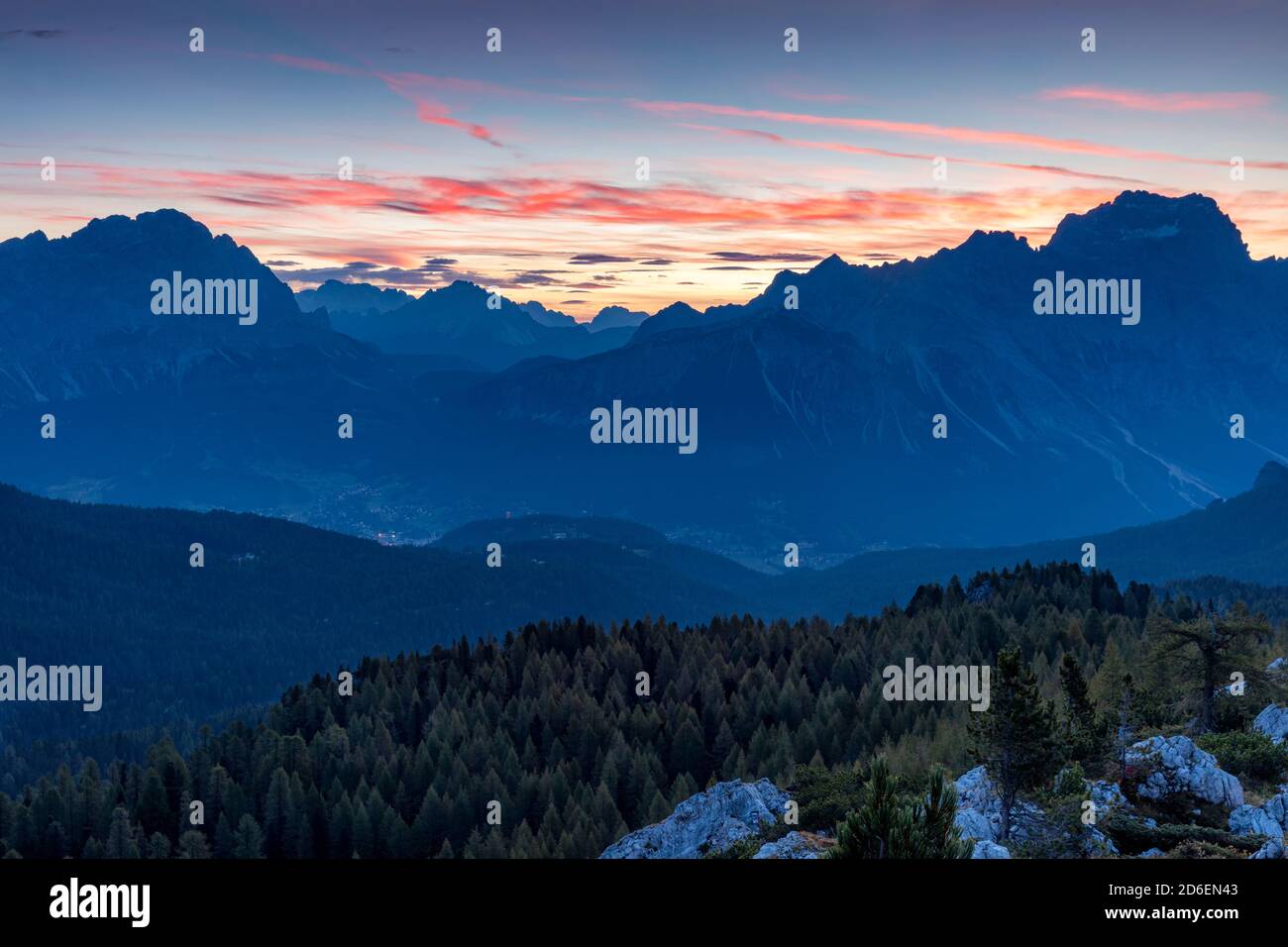 Sonnenaufgang über den Dolomiten über Cortina d'Ampezzo, Venetien, Italien Stockfoto