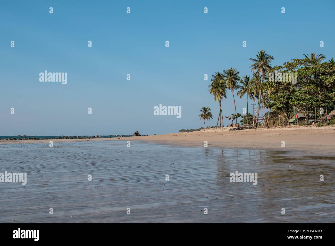 Ein leerer tropischer Strand mit Palmen und Palmen, Entspannung, Ruhe und Frieden, nördlich von Chaung Thar, Irrawaddy, West-Myanmar Stockfoto