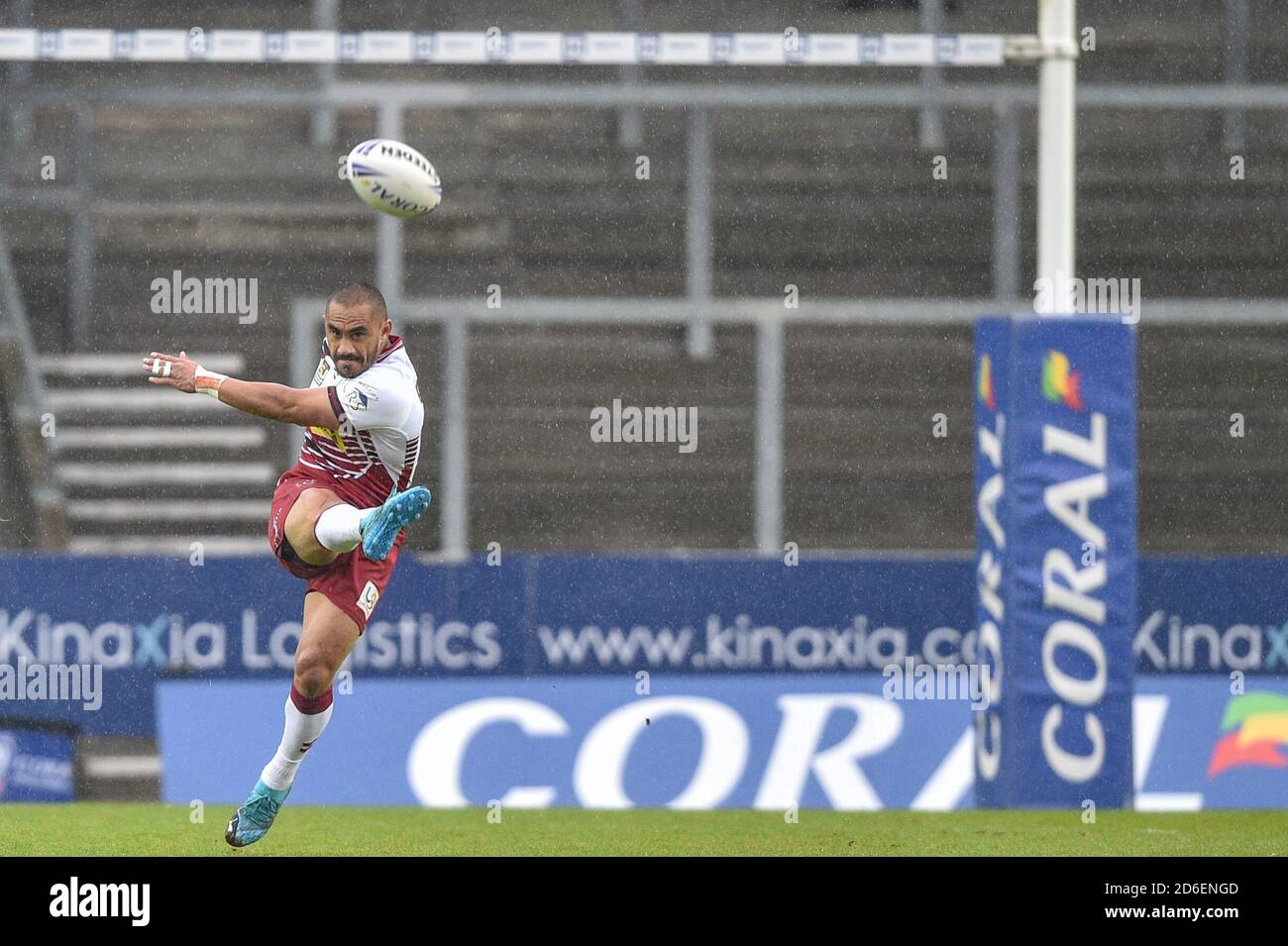 Thomas Leuluai (7) von Wigan Warriors gibt den Kick Stockfoto