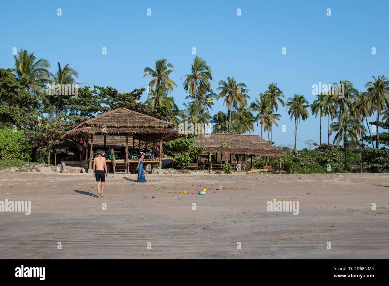 Irrawaddy, Myanmar - 26. Dezember 2019: Blick über Menschen besuchen D&W Beach Haven Restaurant und Bungalows nördlich von Chaung Thar Stockfoto