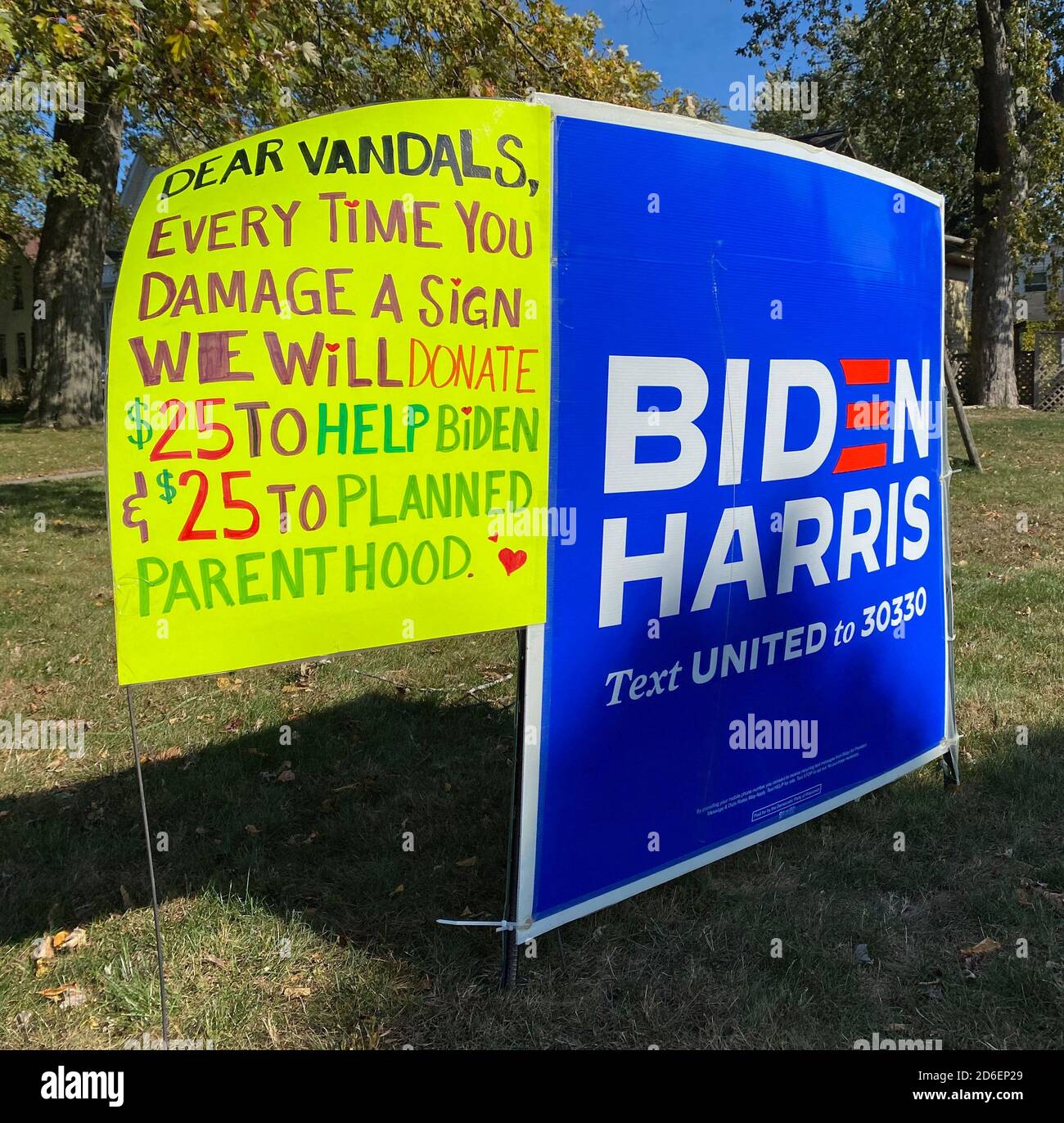 Racine, Wisconsin, USA. Oktober 2020. Josh Collum sagte Freitag, 16. Oktober 2020, dass die Biden - Harris Kampagne Zeichen in seinem Vorgarten in Racine, Wisconsin vier Mal vandalisiert worden sind. Seine Antwort ist, ein Zeichen zu verkleben, das jedes Mal, wenn die Zeichen in Zukunft zerstört werden, Spenden in Höhe von jeweils 25 Dollar für die Kampagne und die geplante Elternschaft verspricht. (Bild: © Mark HertzbergZUMA Wire) Stockfoto