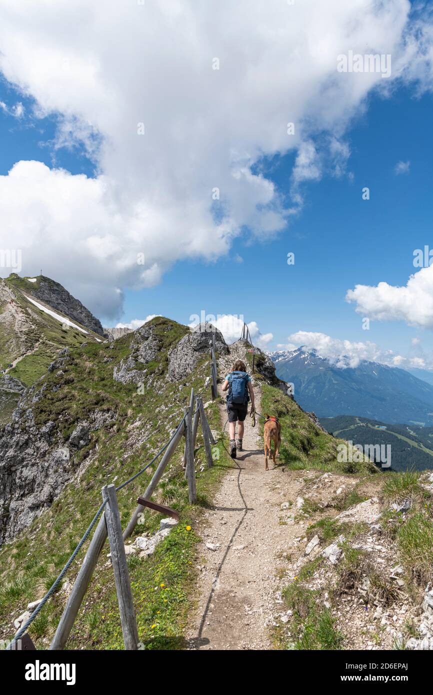 Wanderung zur Seefelder Spitze im Karwendelgebirge in Österreich. Stockfoto