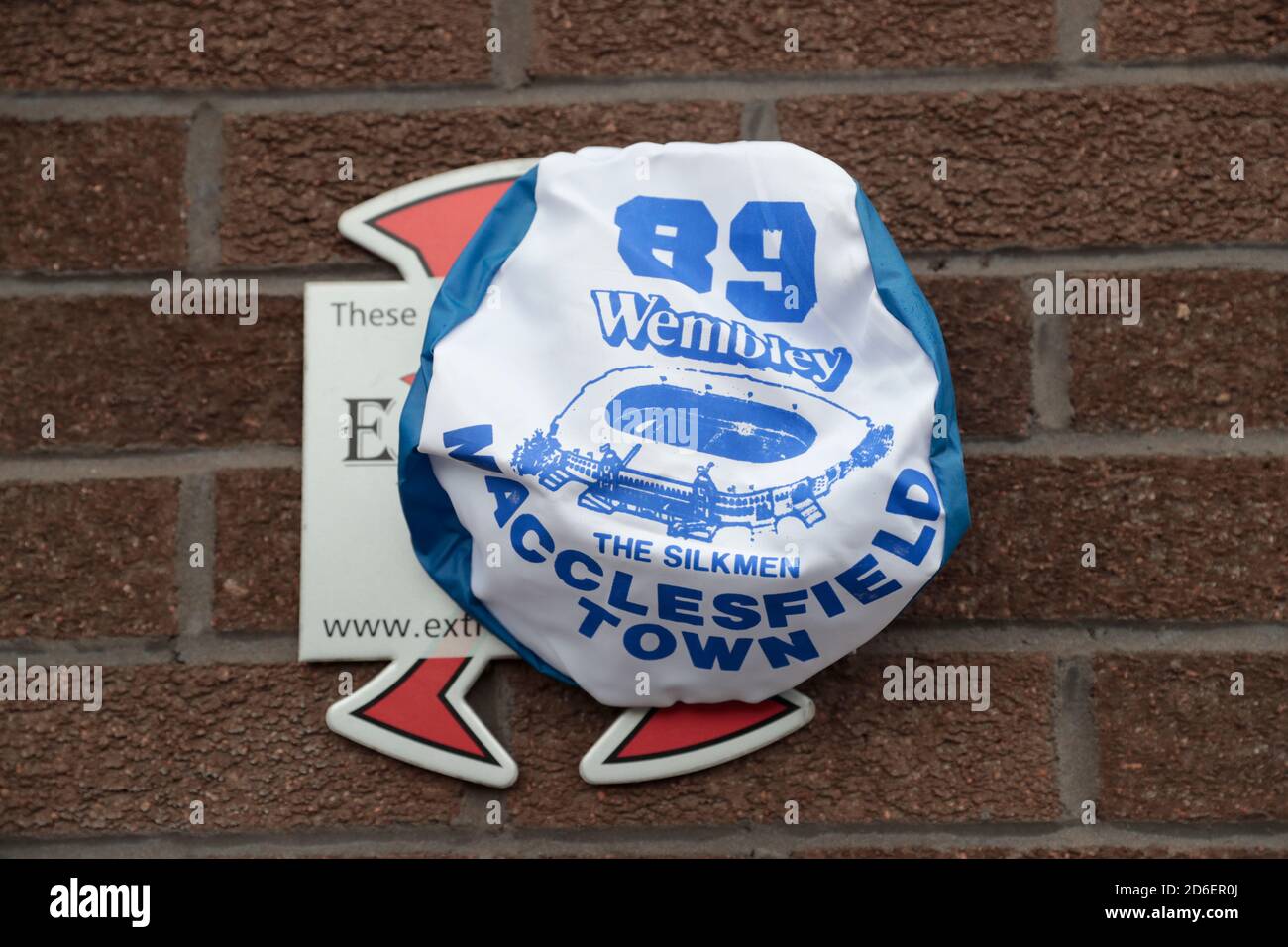 Fußball-Erinnerungen an die alte Macclesfield Town, ein Wembley ’89 Schal, der von einem Fan außerhalb des Stadions hinterlassen wurde Stockfoto