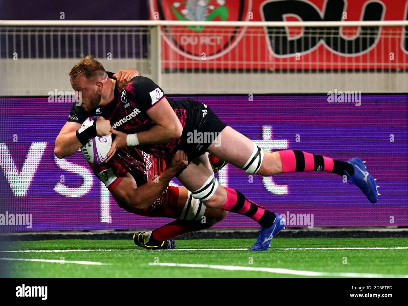 Bristol Bear's Joe Joyce taucht über die Linie, hat aber einen Versuch ausgeschlossen während des European Challenge Cup Final im Stade Maurice-David, Aix-en-Provence, Frankreich. Stockfoto