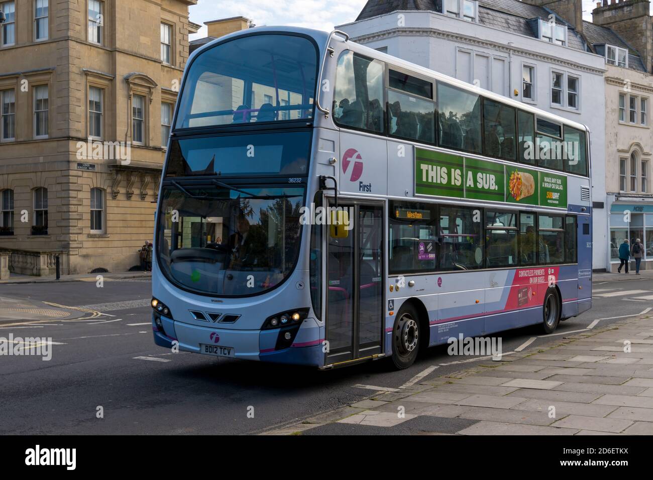 Erster Bus, A 2012 Volvo B Series B9TL, Doppeldeckerbus, im Stadtzentrum von Bath, Reg.-Nr.: BD12 TCV. Stockfoto