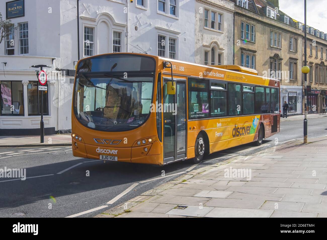 First Bus, A 2010 Volvo B Series B7RLE, Single Deck Bus, in Bath City Centre, Reg.-Nr.: BJ10 VGE Stockfoto