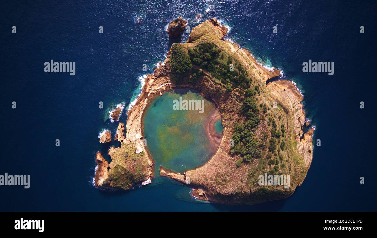 Drohnenaufnahme der Vulkaninsel auf den azoren Ilhéu Vila Franca Tun Sie Campo Stockfoto