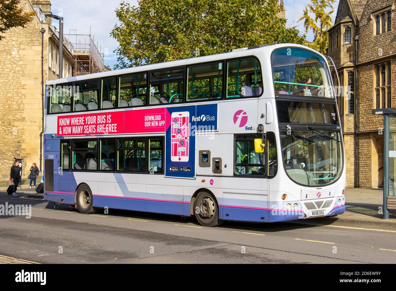 Erster Bus, A 2008 Volvo B Series B9TL, Doppeldeckerbus, im Stadtzentrum von Bath, Reg.-Nr.: MX58 DXU Stockfoto