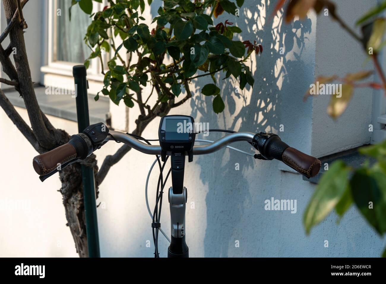 Lenker eines Fahrrads mit Kilometerzähler Stockfoto