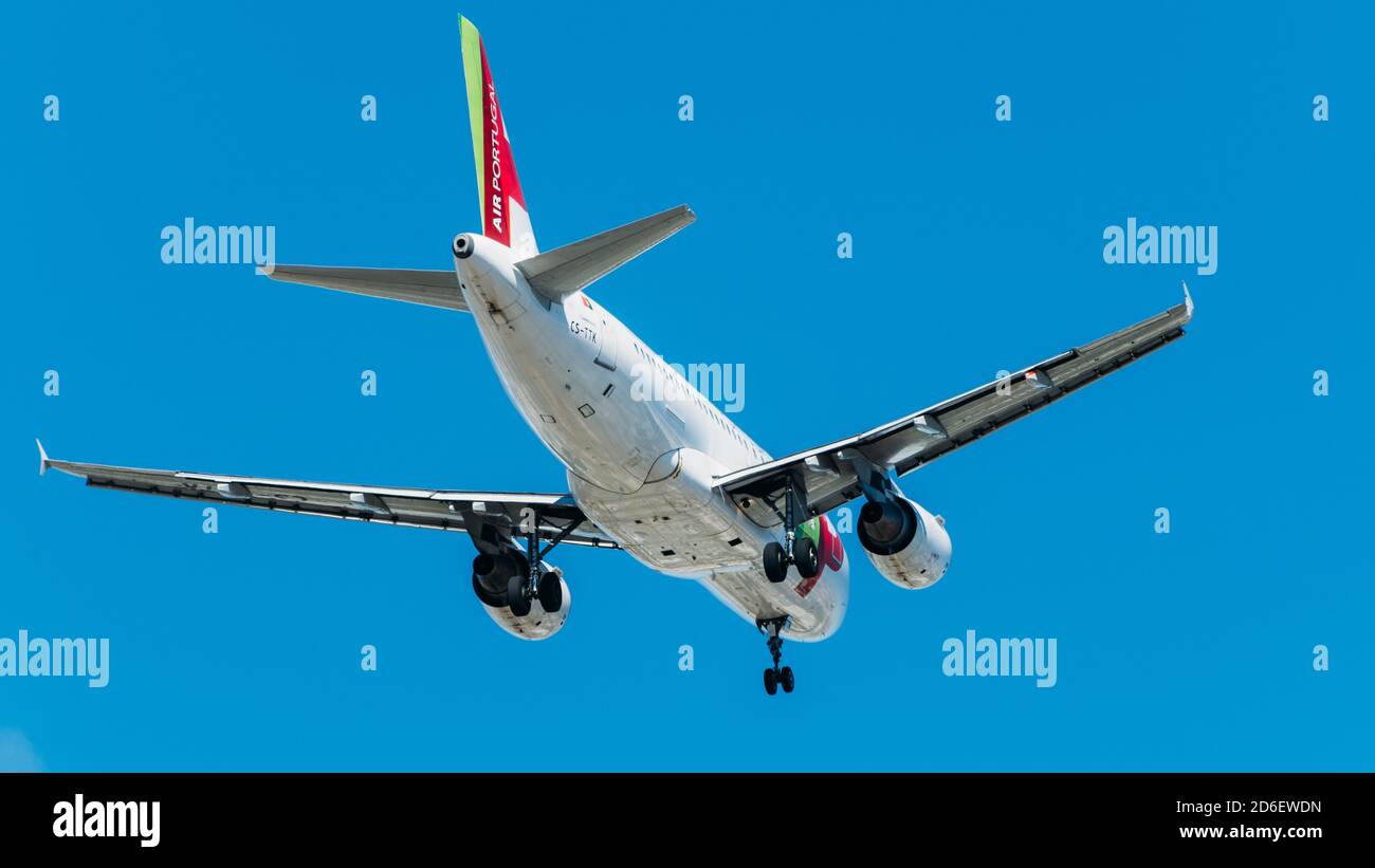 Passagierflugzeug Airbus A320 von TAP Portugal Airlines im Flug. Blauer Himmel im Hintergrund. Stockfoto