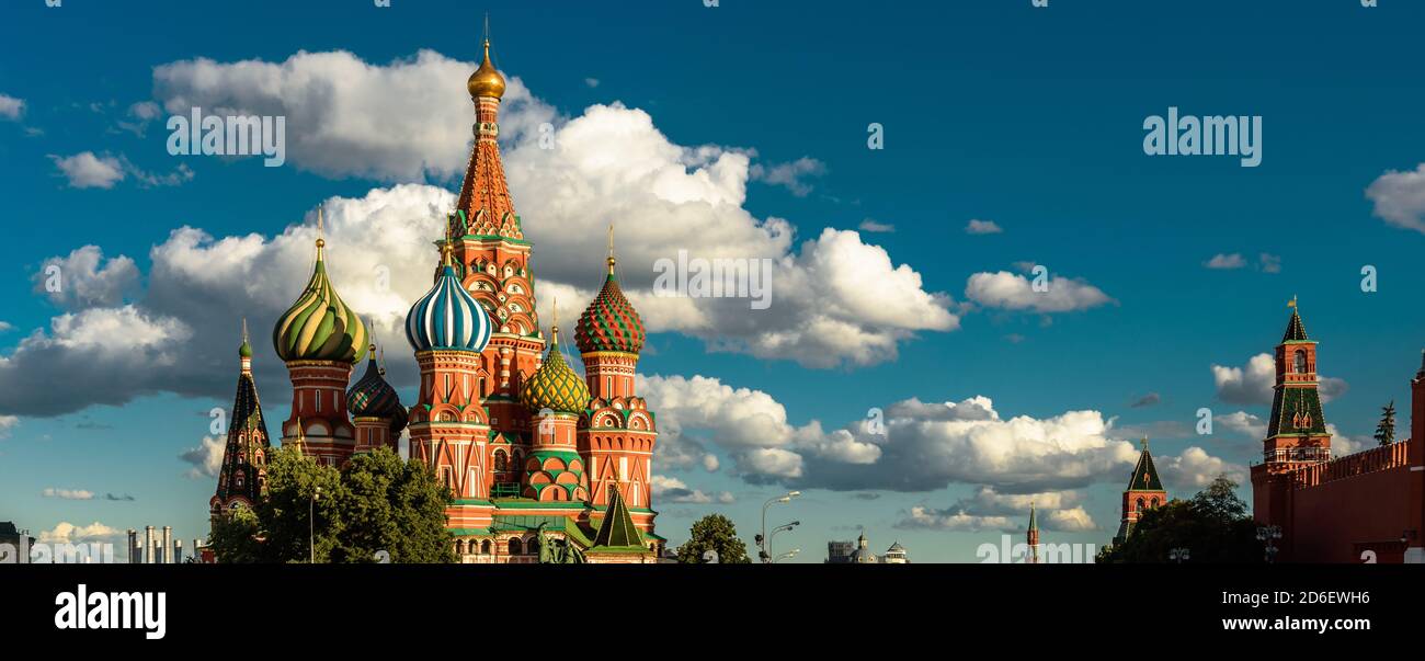 Moskau Stadtbild bei Sonnenuntergang, Russland. Panorama des Roten Platzes im Stadtzentrum von Moskau, schöne Aussicht auf die alte Basilius-Kathedrale und den Kreml im Sommer. Th Stockfoto
