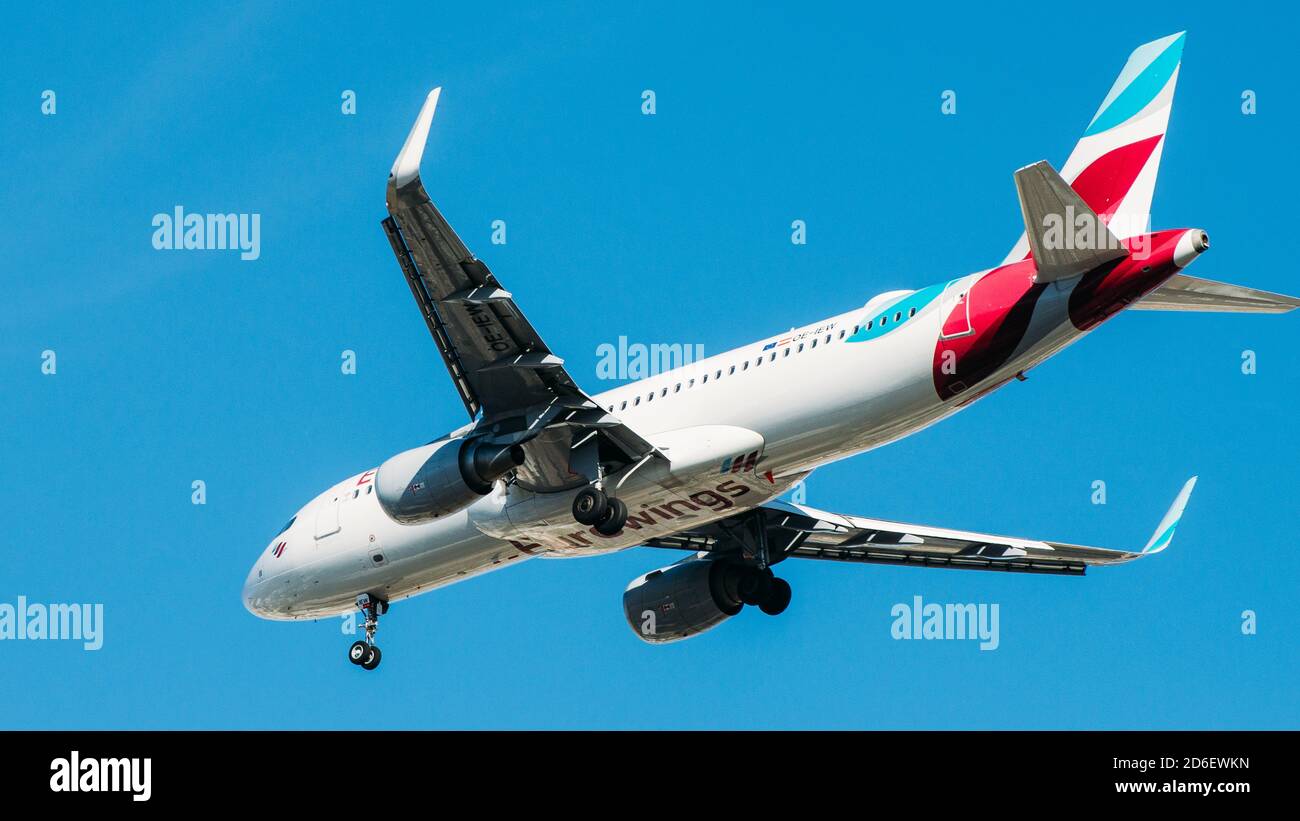 Eurowings Airbus A319 D-ABGQ Passagierflugzeug gegen blauen Himmel Stockfoto