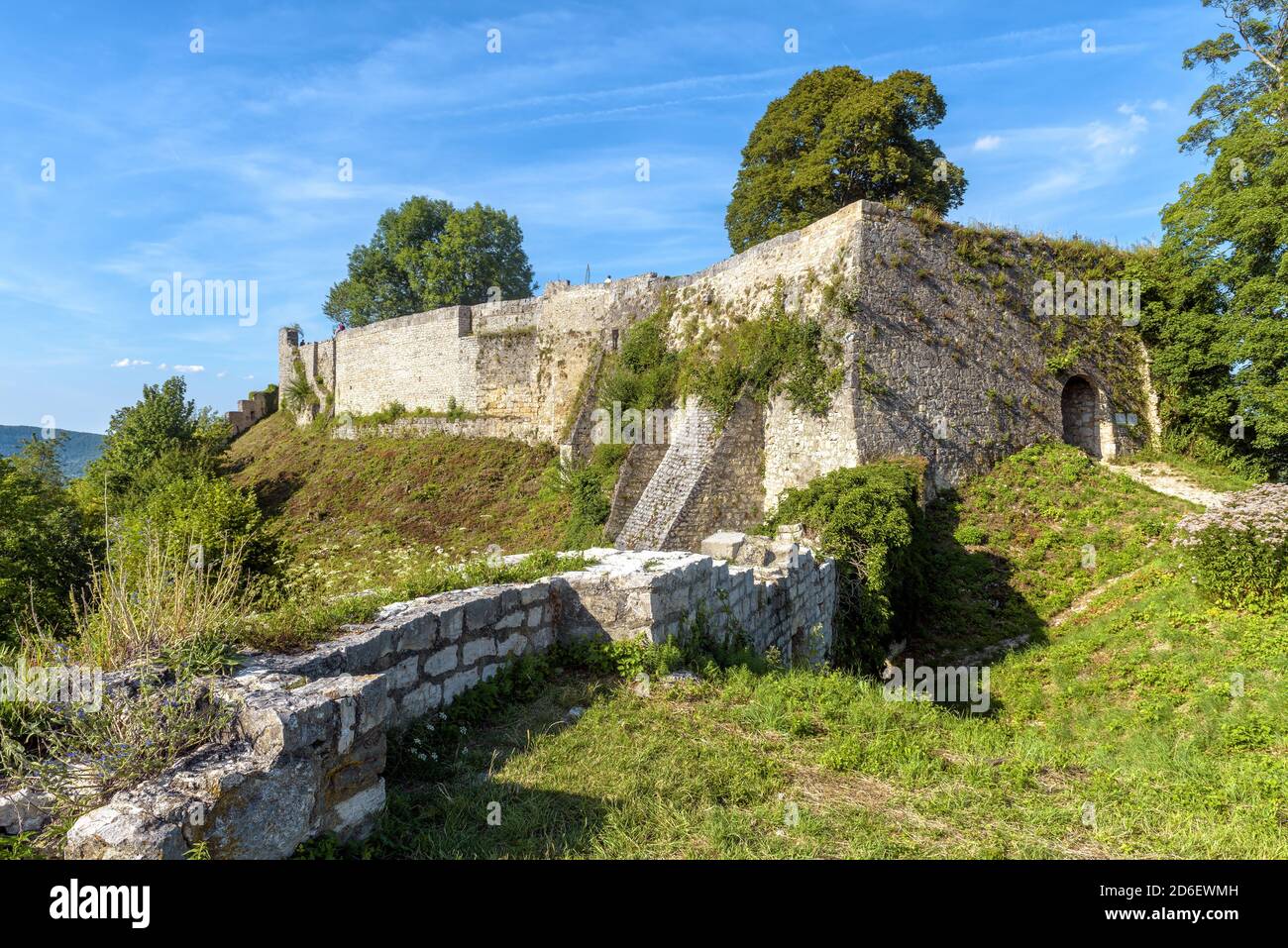 Landschaft mit Ruinen der Burg Hohenurach bei Bad Urach, Deutschland. Landschaftliches Panorama der verlassenen Festungsmauern des alten deutschen Schlosses im Sommer. Diese pl Stockfoto