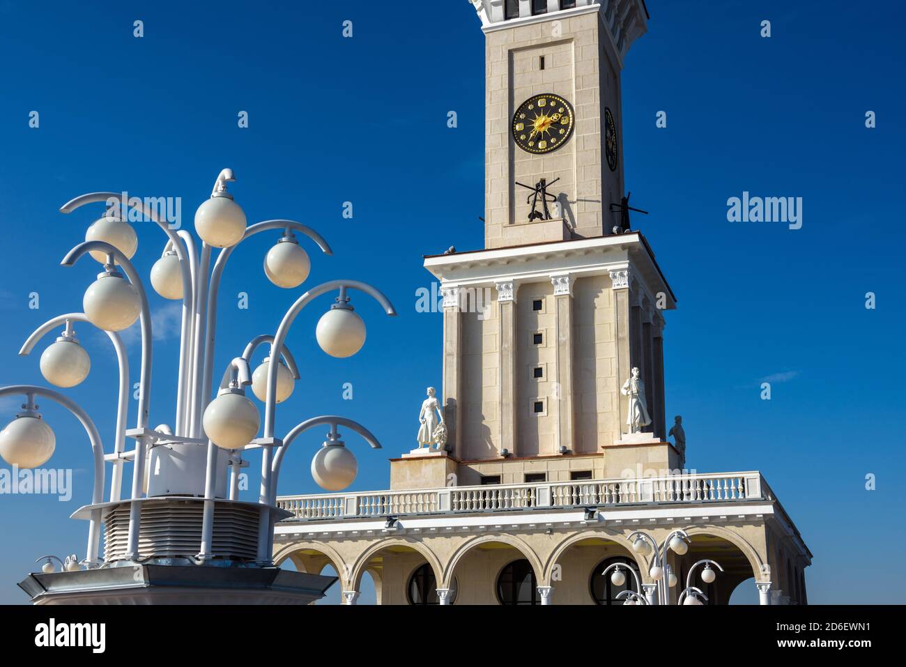 Northern River Terminal oder Rechnoy Vokzal in Moskau, Russland. Altes Gebäude im stalinistischen Stil, das in diesem Jahr in Moskau im Norden renoviert wurde. Denkmal von Stockfoto