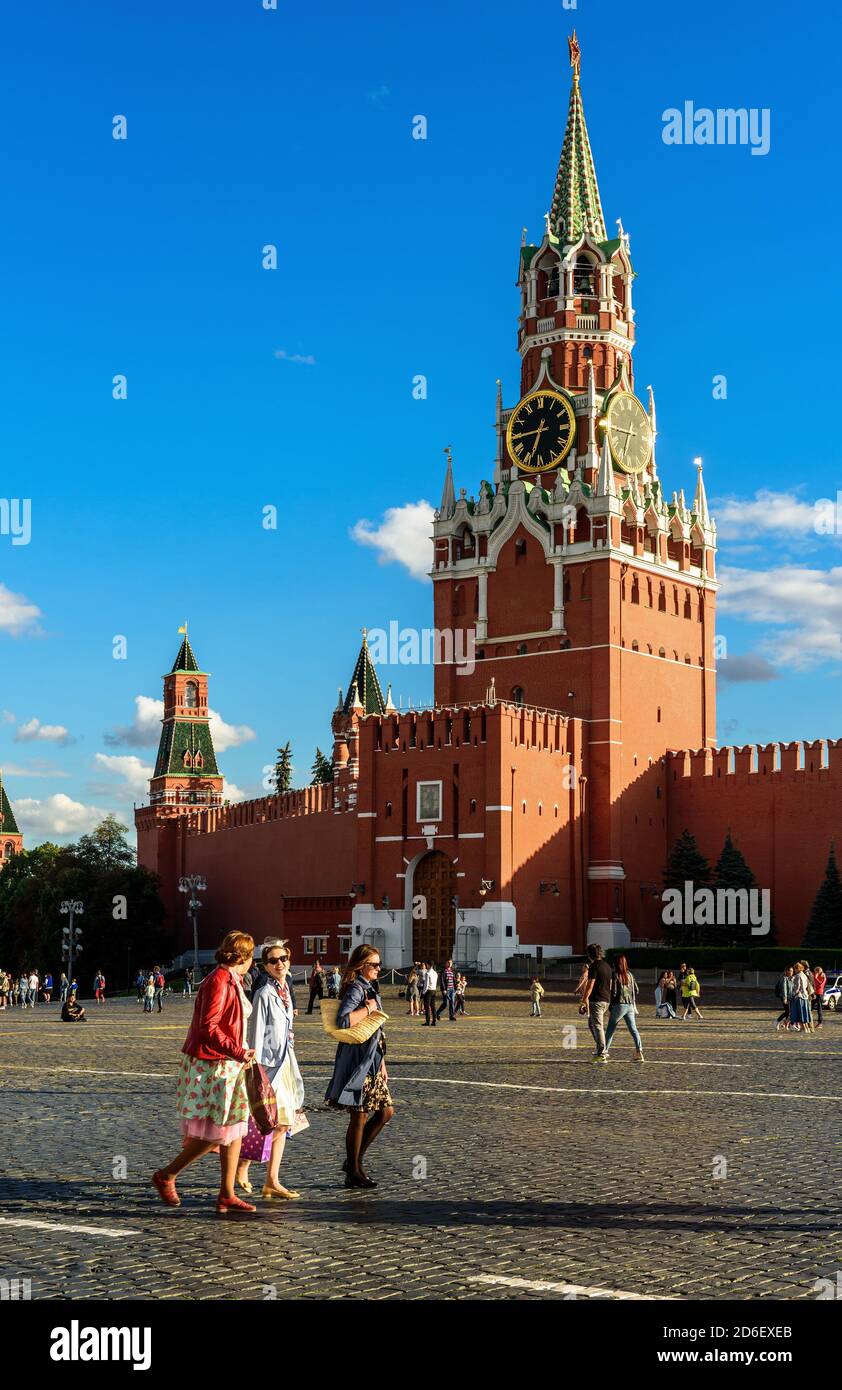 Moskau - 23. Juli 2020: Berühmter Moskauer Kreml auf dem Roten Platz, Russland. Im Sommer laufen die Leute neben dem wunderschönen Spasskaya Tower. Der alte Kreml ist oberster Landm Stockfoto