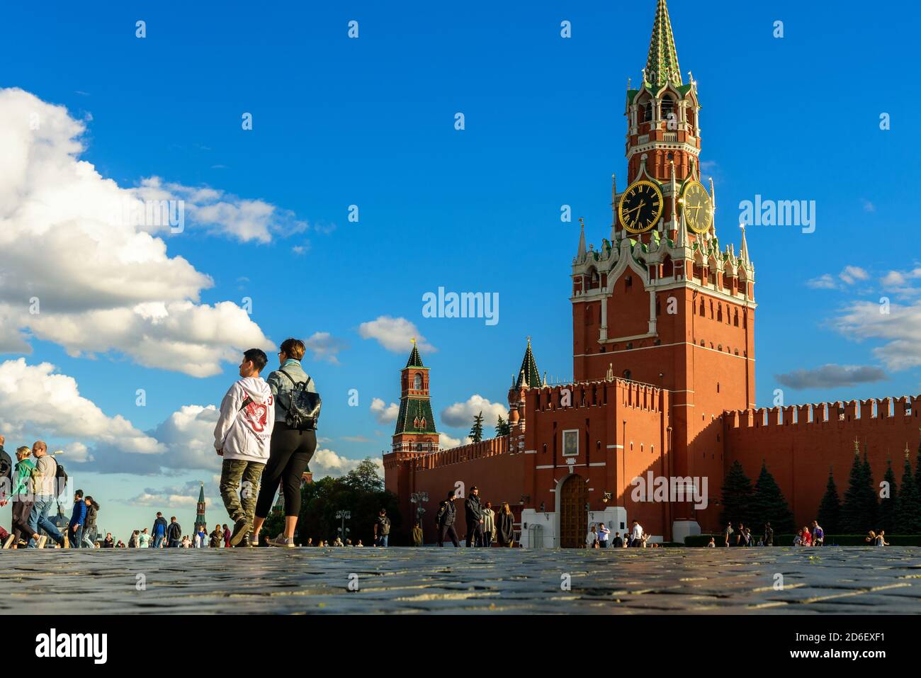 Moskau - 23. Juli 2020: Menschen gehen auf dem Roten Platz in Moskau, Russland. Schöne Aussicht auf den alten berühmten Moskauer Kreml im Sommer. Dieses Hotel ist ein Top-Touristenattraktion Stockfoto