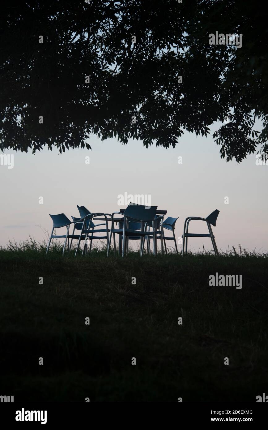 Es gibt Stühle auf einer Wiese Stockfoto