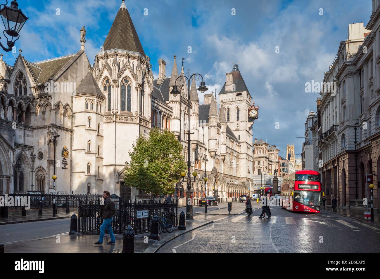 The Royal Courts of Justice, gemeinhin auch The Law Courts genannt, on the Strand, Central London. Häuser High Court und Court of Appeal von England und Wales Stockfoto