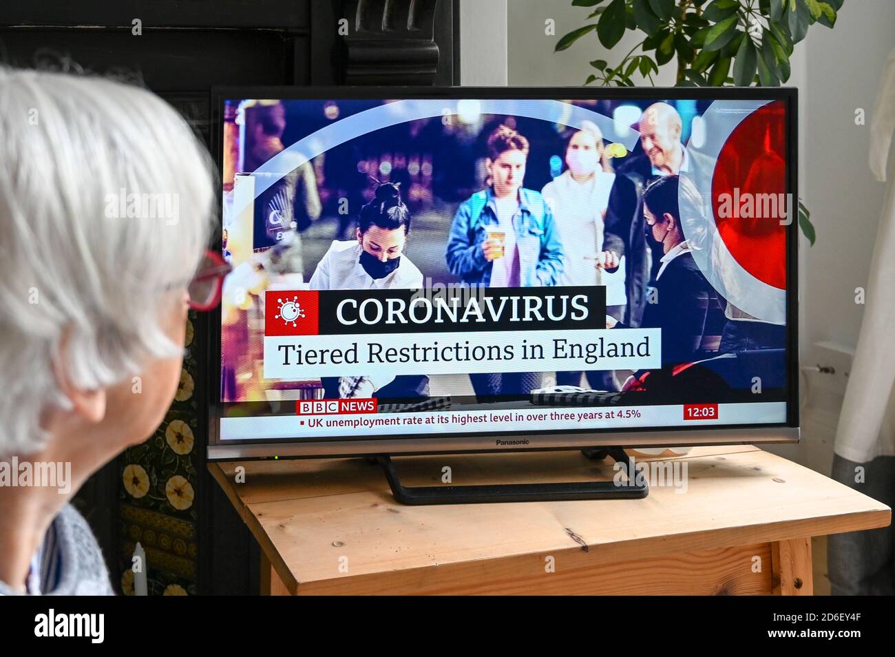 Im Fernsehen übertragene Nachrichten, die das neue dreistufige System zur Kontrolle von Covid-19 in England, Großbritannien, Oktober 2020, ankündigen. Stockfoto