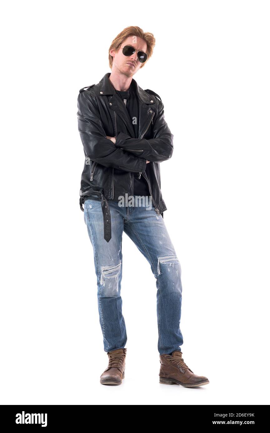 Serious selbstbewusst stilvolle Mann in Rocker oder Biker Kleidung Blick  auf Kamera mit gekreuzten Händen. Ganzkörper isoliert auf weißem  Hintergrund Stockfotografie - Alamy