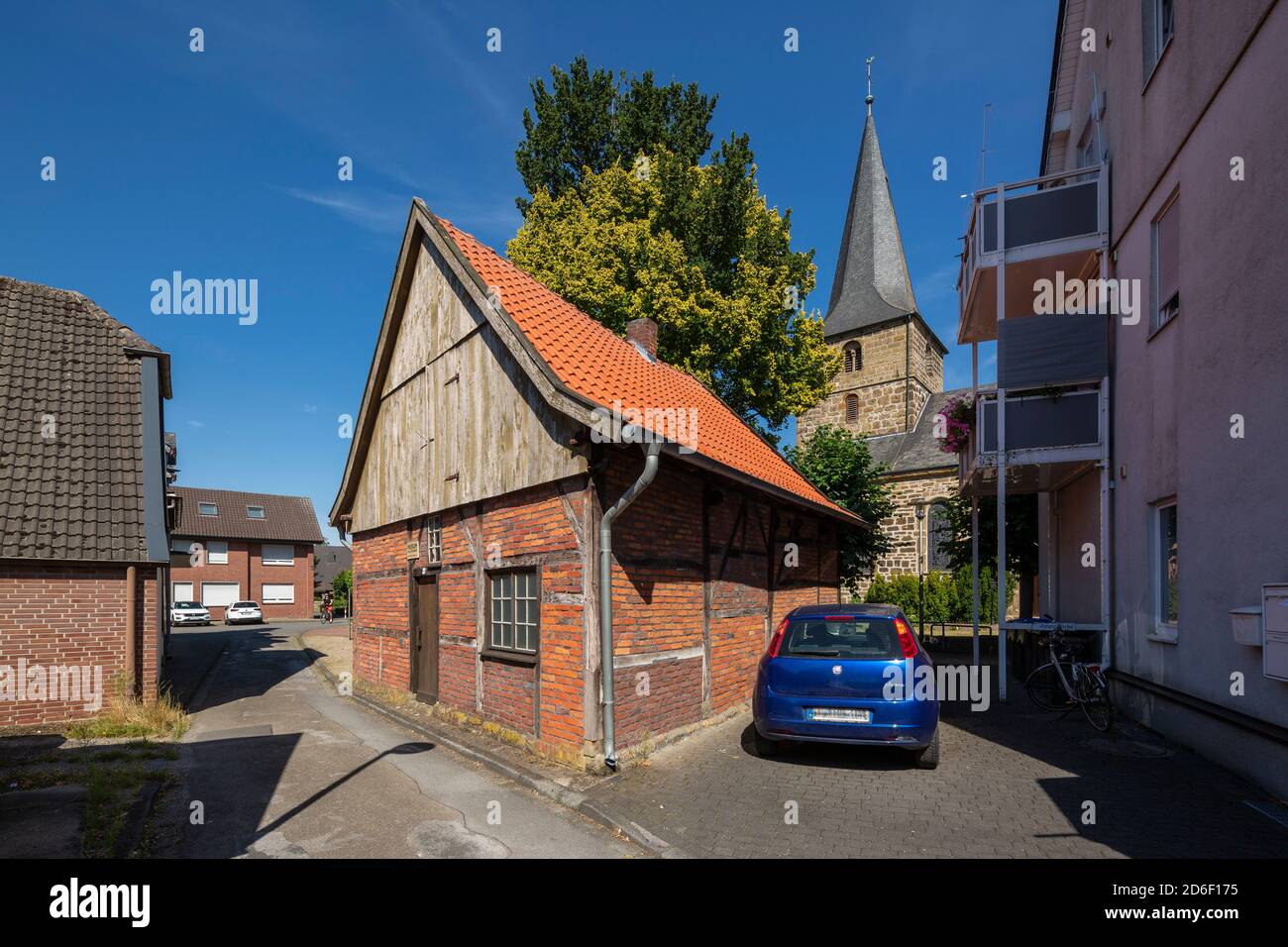 Deutschland, Dorsten-Rhade, Lippe, Ruhrgebiet, Naturpark hohe Mark Westmünsterland, Münsterland, Westfalen, Nordrhein-Westfalen, Museum Haus Soggeberg, Fachwerkhaus, ehemals Koetterhaus und Wohnhaus, dahinter die Kirche St. Urbanus, katholische Pfarrkirche, Dorfkirche *** Ortsüberschrift *** Stockfoto