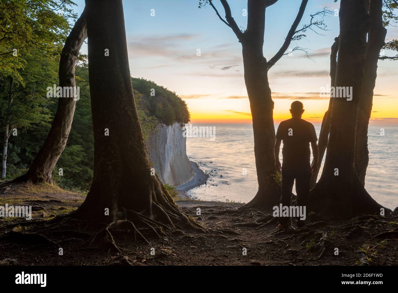 Deutschland, Mecklenburg-Vorpommern, Rügen, Saßnitz, Mann beim Sonnenaufgang, Wissower Kliniken, Ostsee Stockfoto