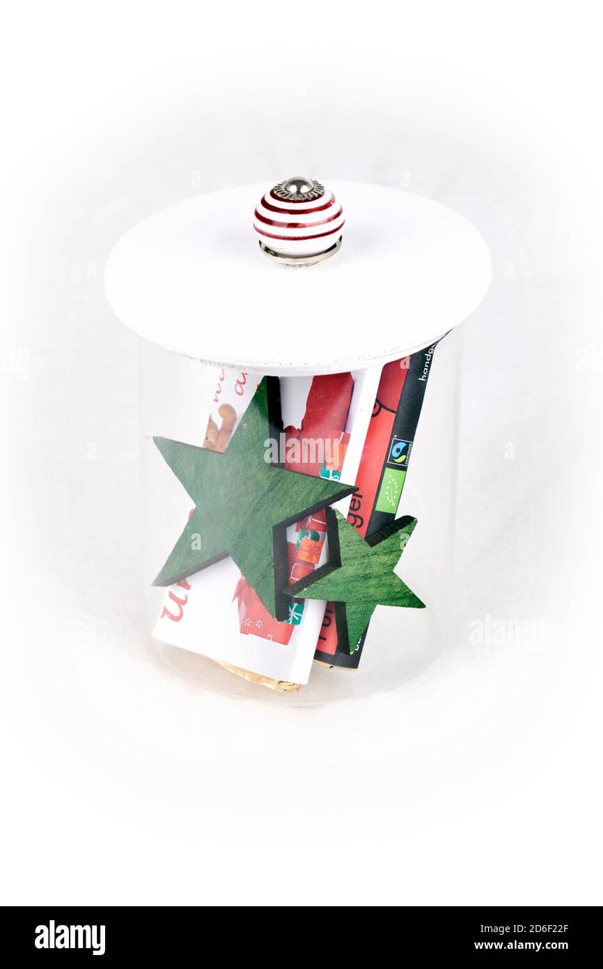 Ein Vorratsglas mit Schokolade und weihnachtssternen Stockfoto