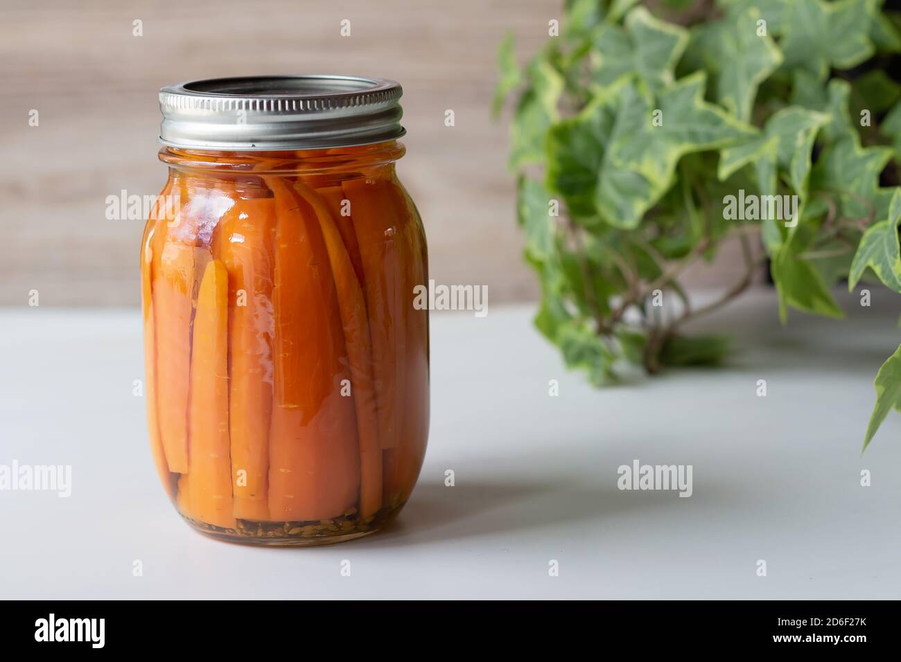 Karotten aus der Dose, Erntefutter, Gehöft Stockfoto