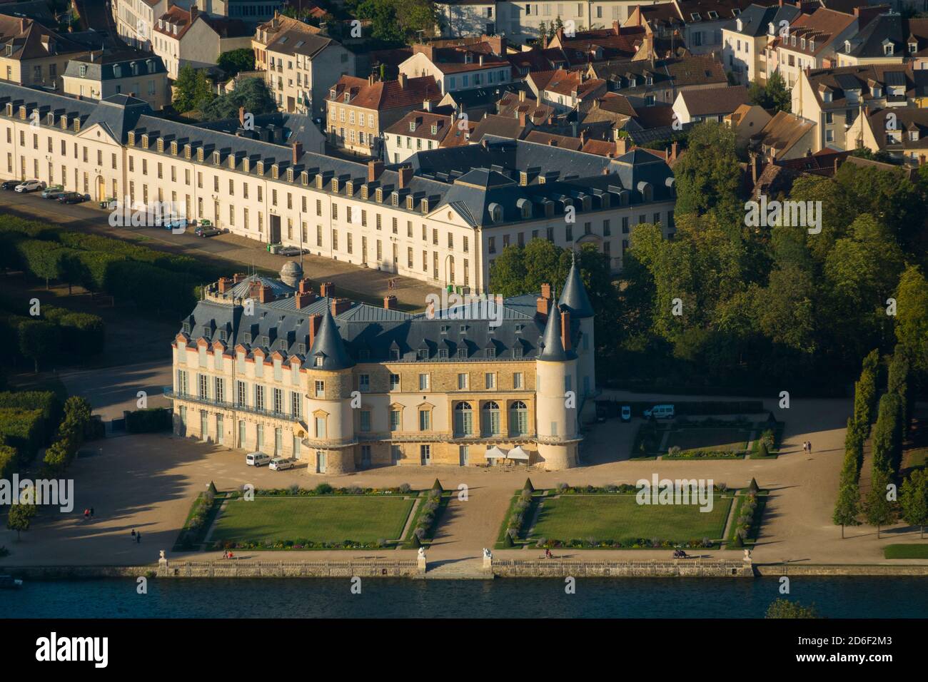 Frankreich, Yvelines (78), Rambouillet, Burg Rambouillet, hinten links ehemalige Stallungen des Grafen von Toulouse auch Caserne des Gardes (Luftbild VI Stockfoto