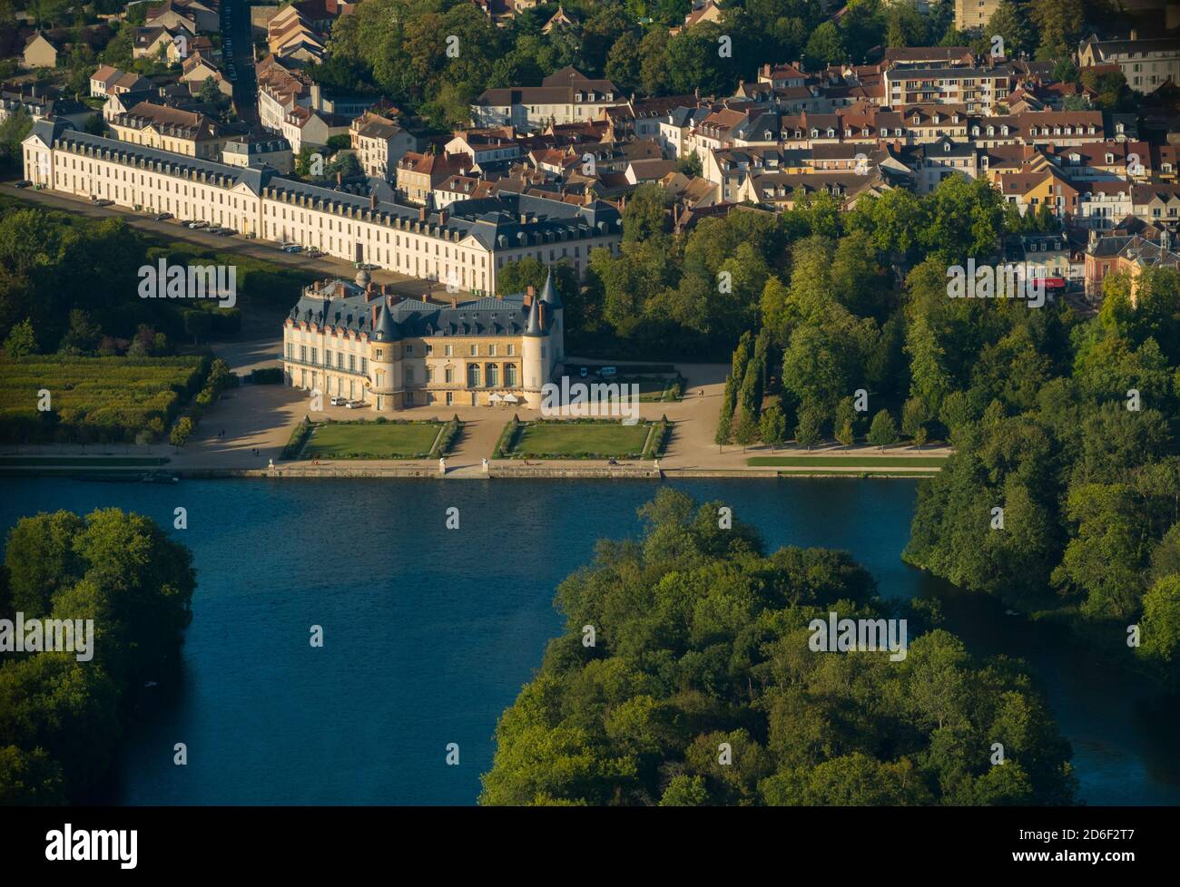 Frankreich, Yvelines (78), Rambouillet, Burg Rambouillet, hinten links ehemalige Stallungen des Grafen von Toulouse auch Caserne des Gardes (Luftbild VI Stockfoto