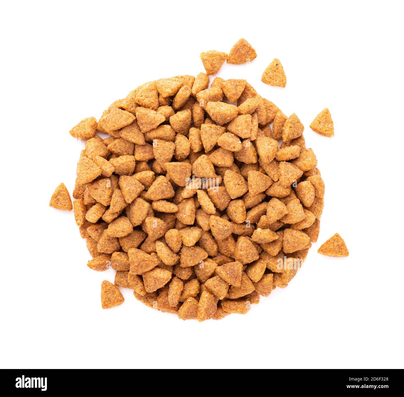 Trockenes Tierfutter, isoliert auf weißem Hintergrund. Haufen granulierter Tierfuttermittel. Granulat guter Ernährung für Hunde und Katzen. Draufsicht. Stockfoto