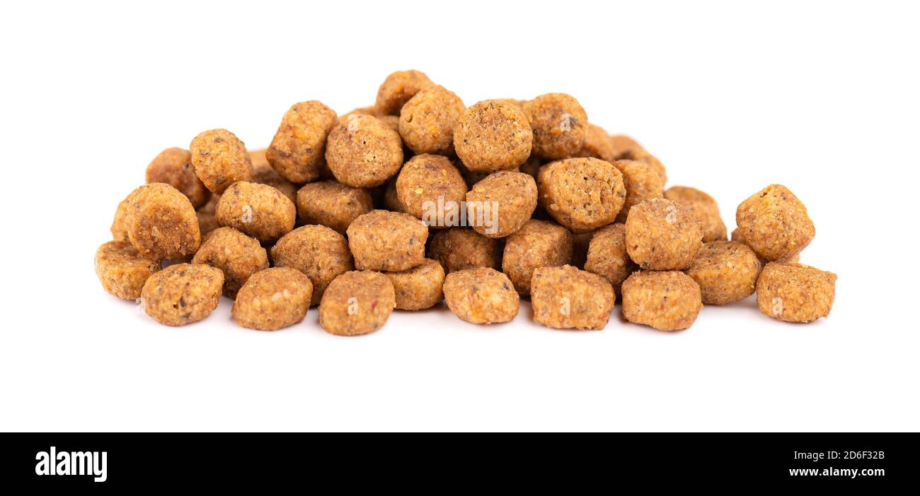 Trockenes Tierfutter, isoliert auf weißem Hintergrund. Haufen granulierter Tierfuttermittel. Granulat guter Ernährung für Hunde und Katzen. Stockfoto