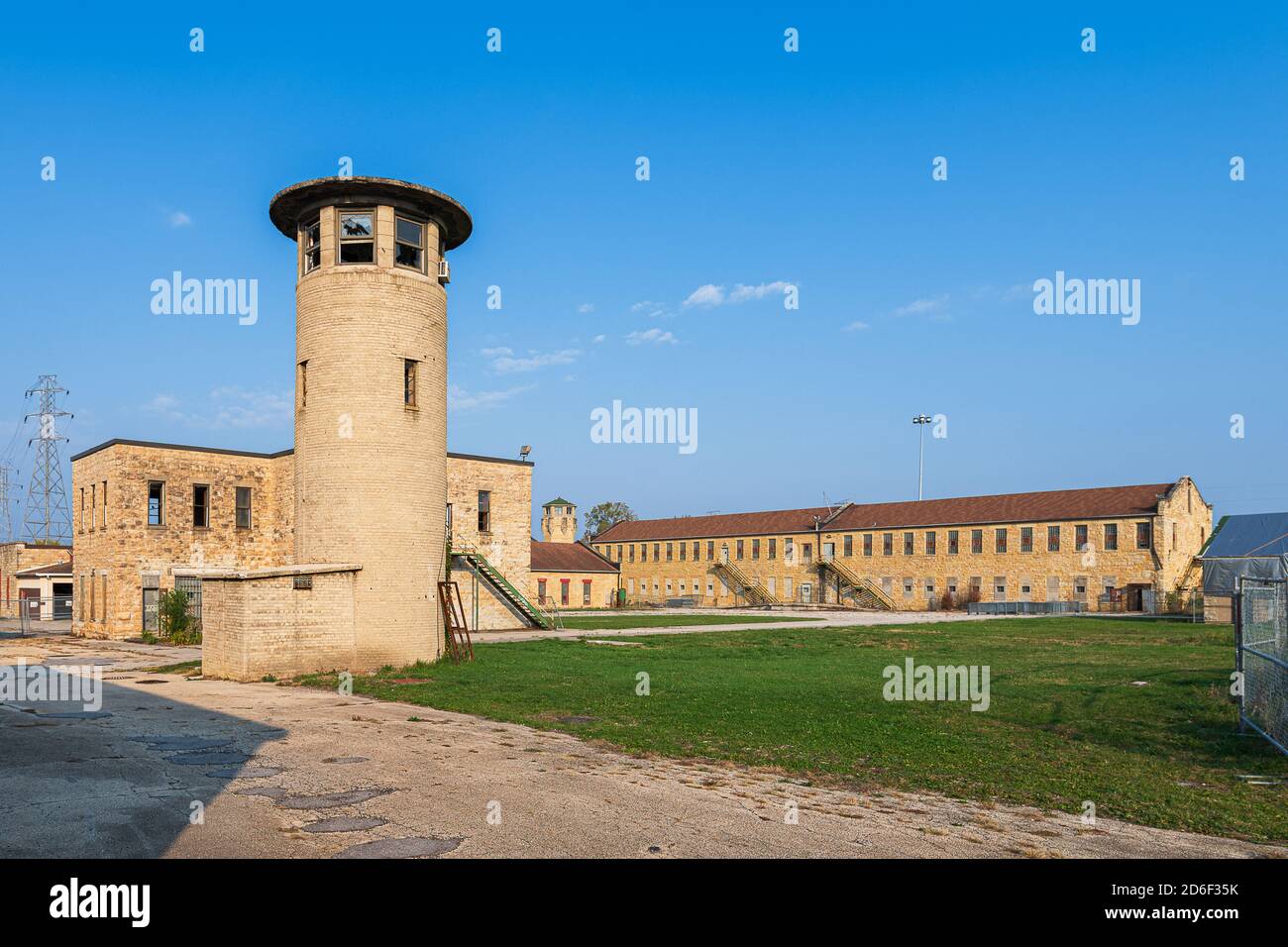 Der Hof und Wachturm im Old Joliet State Prison in der Collins Street 1125 in Joliet, Illinois Stockfoto
