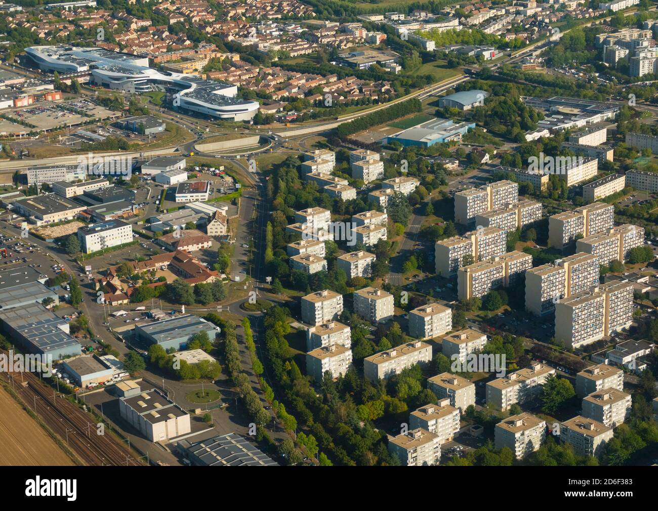 Frankreich, Yvelines (78), Plaisir, Blick aus dem Norden der Stadt, Vorort 'es petits prés', Industriegebiet von Ebisoires und Einkaufszentrum Le Grand Plaisir Stockfoto