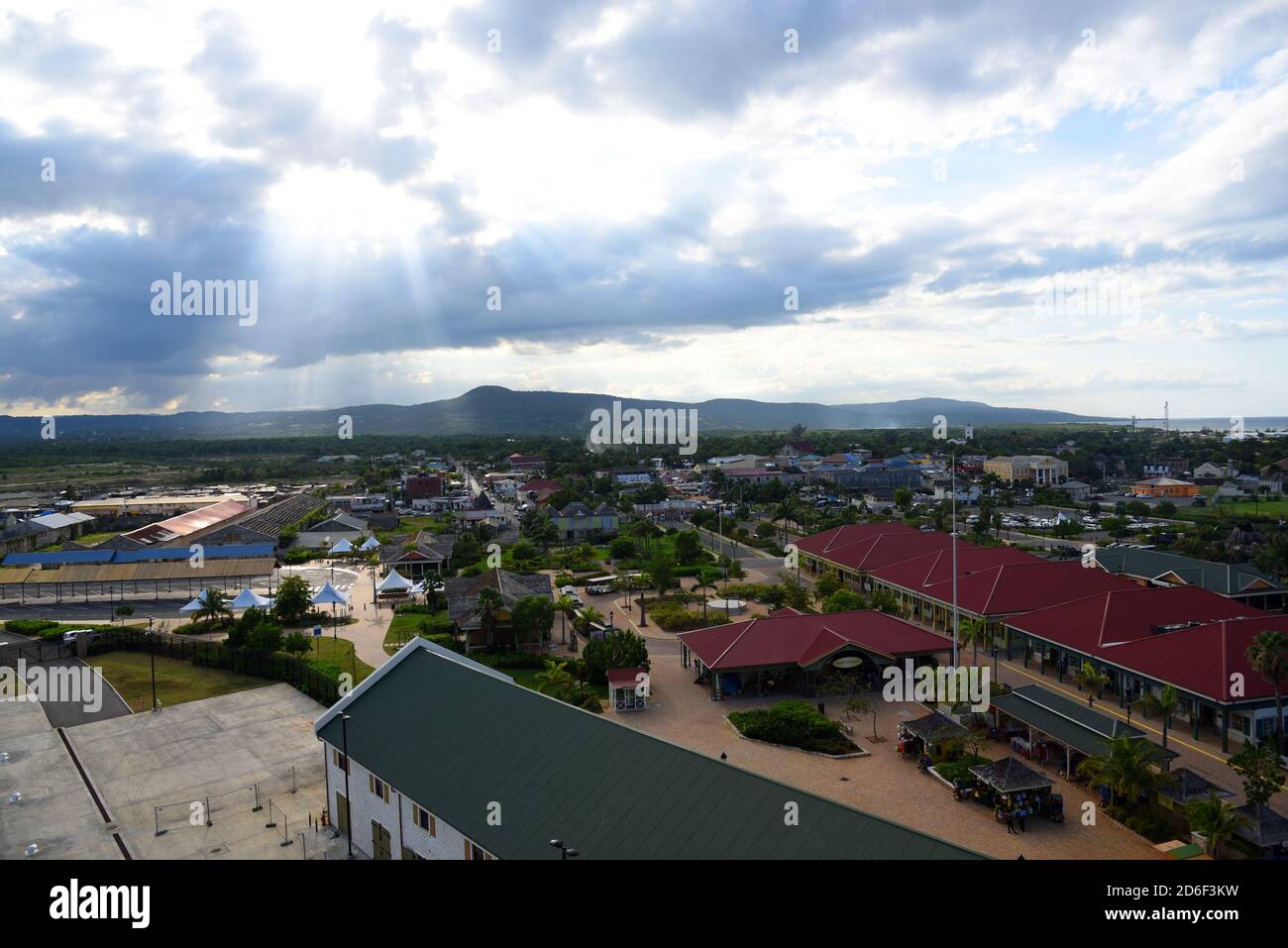 Blue Mountains und Falmouth Cruise Port Weitwinkel mit Sonnenschein von Wolke, Falmouth, Jamaika. Stockfoto