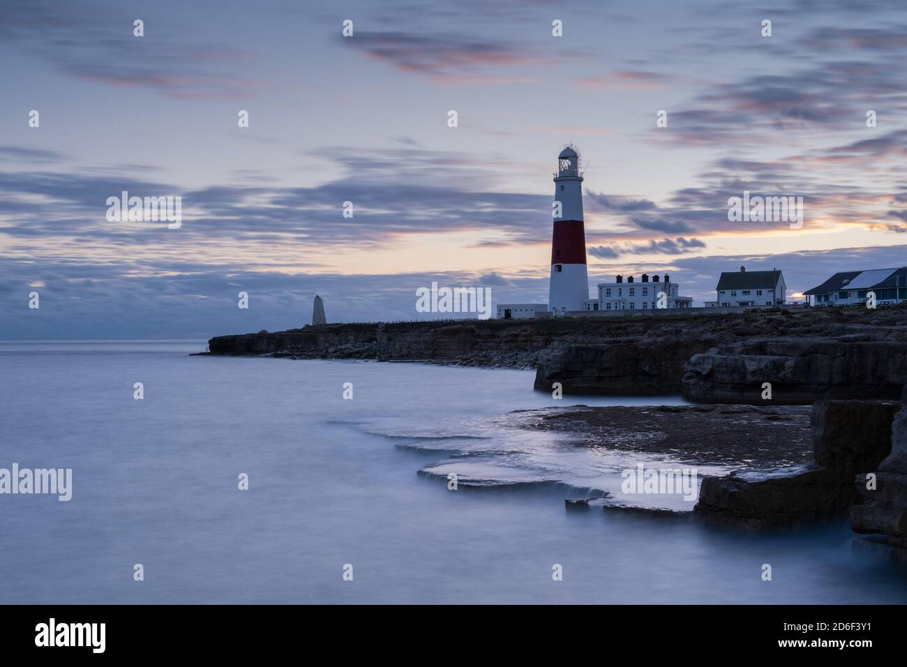 Portland Bill, Portland, Dorset, 16. Oktober 2020. UK Wetter: Sanfte Sonnenuntergangsfarben tanzen über den Himmel, während die Sonne hinter dem Portland Bil Leuchtturm untergeht. Kredit: Celia McMahon/Alamy Live Nachrichten Stockfoto