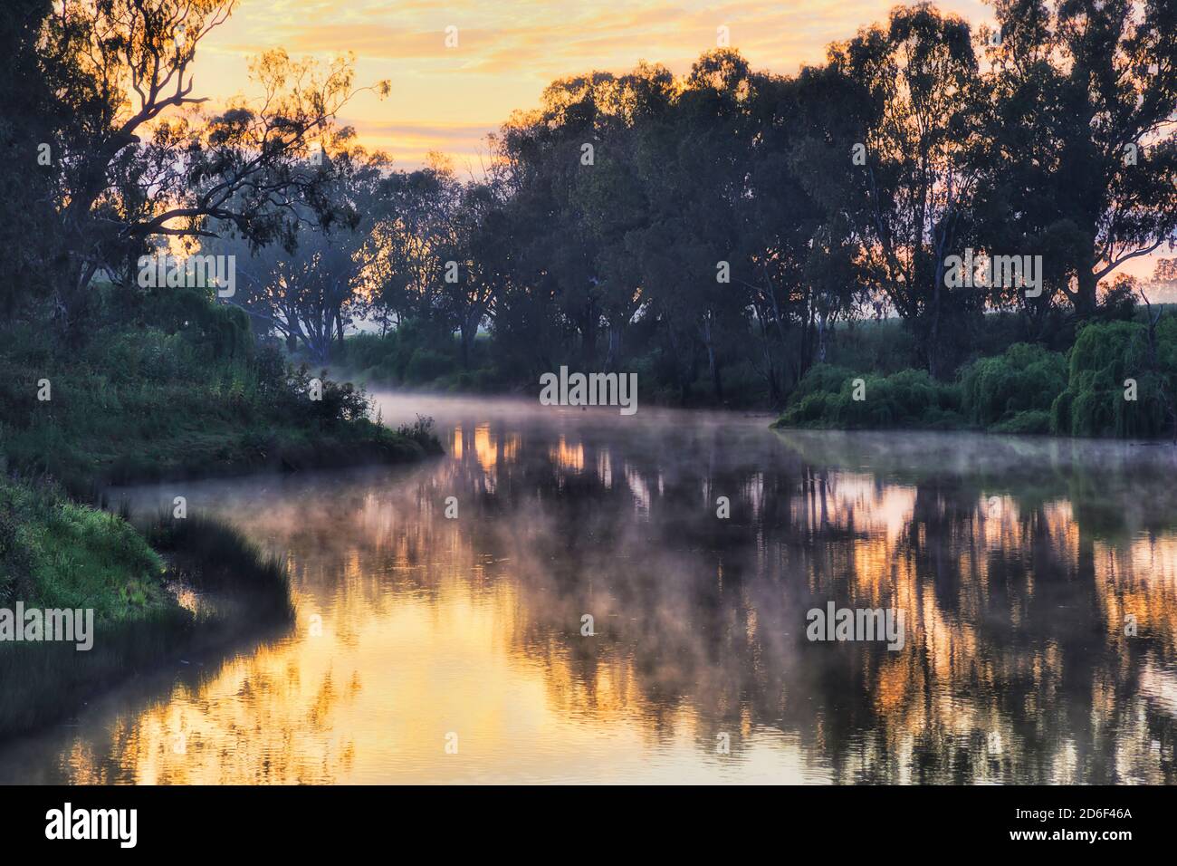 Sonnenaufgang Momente auf Macquarie River in Dubbo Stadt der Great Western Plains von NSW, Australien. Zartes Nebelwasser verdunstet von der Wasseroberfläche in der warmen Sonne Stockfoto