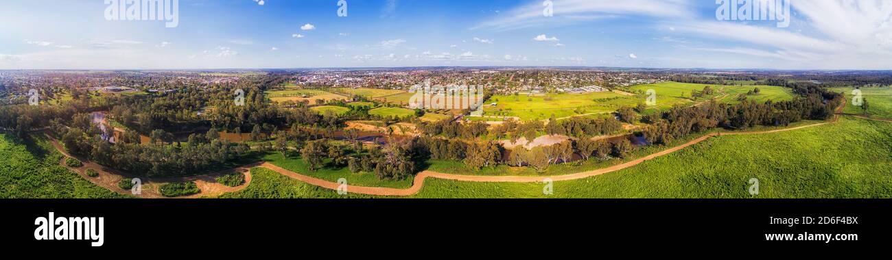 Macquarie River fließt um Dubbo Stadt in Great Western Plains von NSW, Australien - breites Luftpanorama. Stockfoto