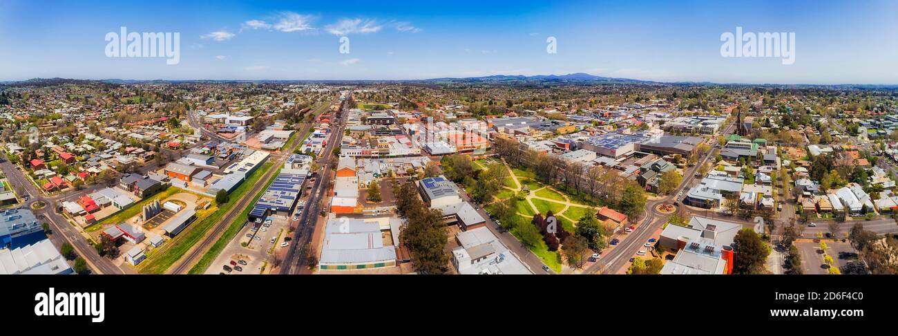 Breites Luftpanorama der Stadt Orange in australischen westlichen Ebenen an einem sonnigen Tag über der Innenstadt und dem zentralen Stadtpark. Stockfoto