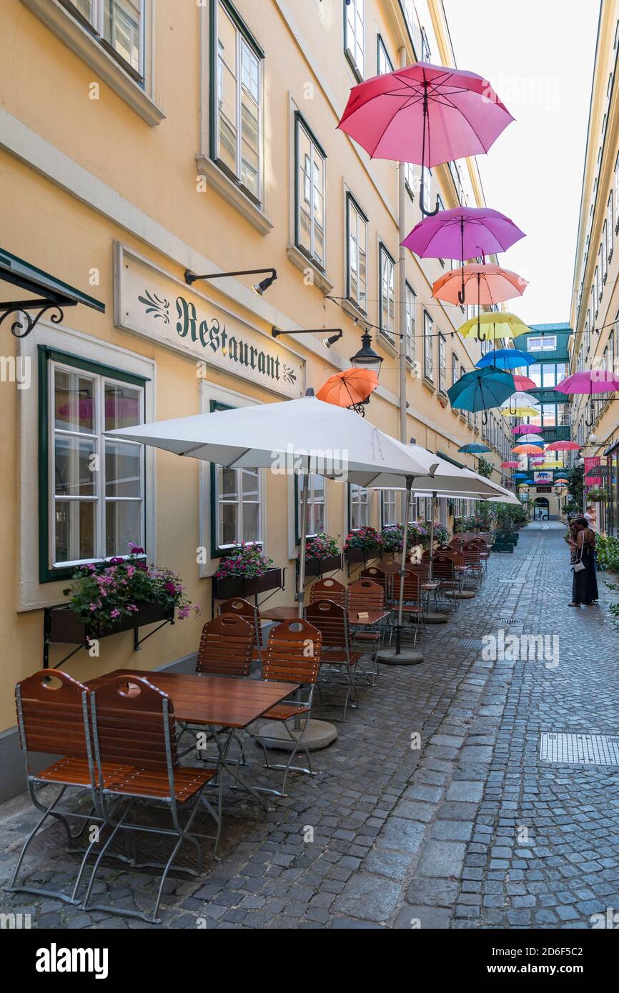 Sünnhof-Passage mit bunten Schirmen, Durchgang und Biedermeier-Innenhof zwischen Landstrasser Hauptstraße und Ungargasse, 3. Bezirk, Landstraße, Wien, Österreich Stockfoto