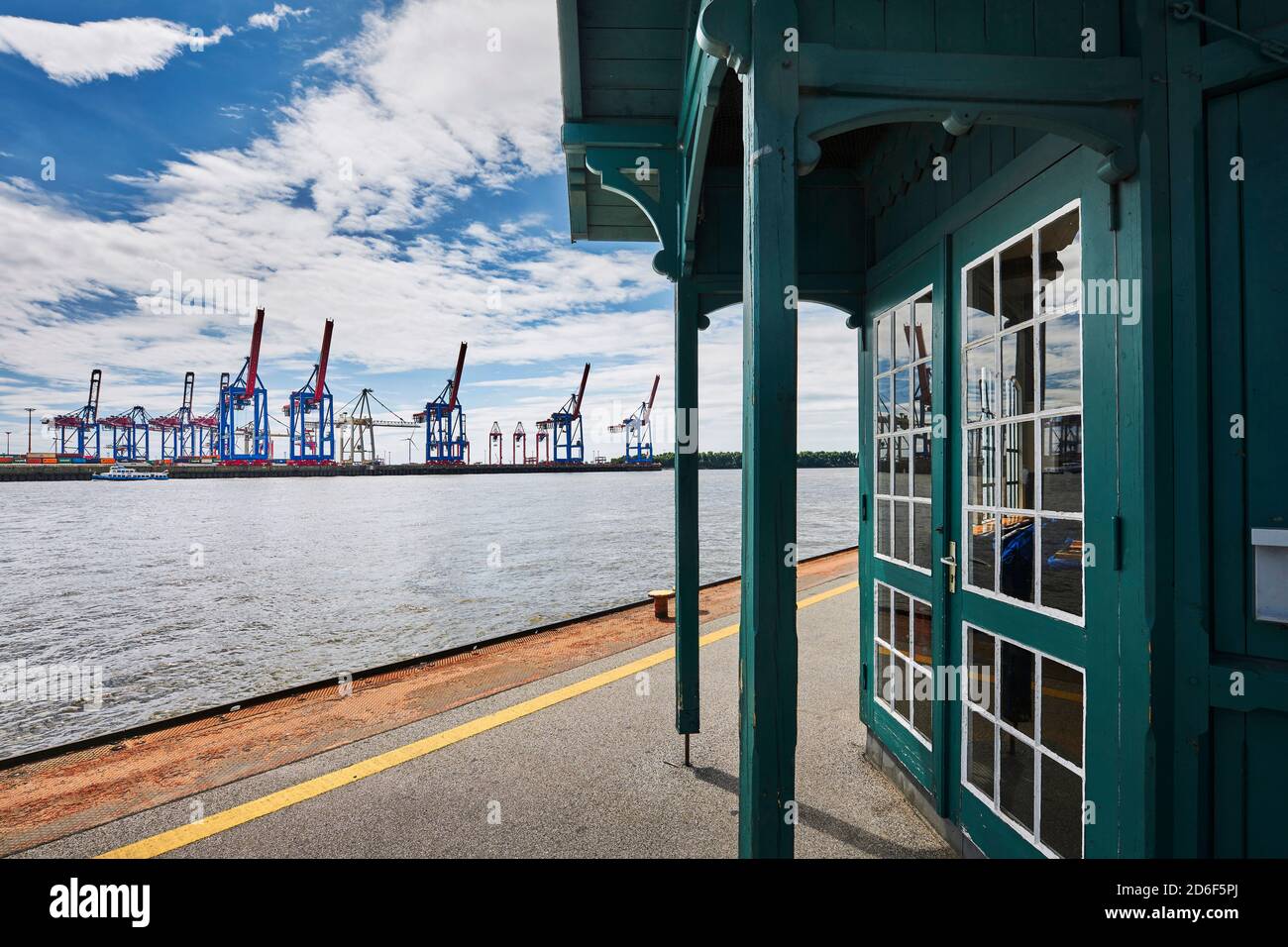 Deutschland, Norddeutschland, Hamburg, Altona, Othmarschen, Hafenstadt, Seehafen, Elbe, Museumshafen Oevelgönne, Kontrast alt und neu, historische Döns Bushütte auf dem Ponton, Blick zum Container Terminal Burchardkai, Neumühlenhafen Stockfoto