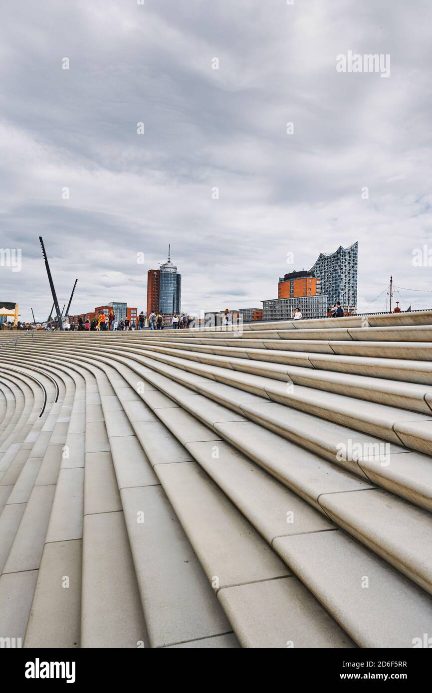 Deutschland, Norddeutschland, Hafenstadt, Hamburg, Elbpromenade, Treppe, gestaltet von Zaha Hadid, mit Blick auf die Elbphilharmonie, Hochformat Stockfoto